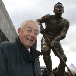 Jean Béliveau devant sa statue à l'ouverture de la place du Centenaire des Canadiens, en 2008.