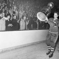 Jean Béliveau avec sa 8e Coupe Stanley, en 1968.