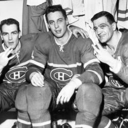 Jean Béliveau (centre) avec Henri Richard (gauche) et Bernard Geoffrion (droite) après une victoire en 1961.