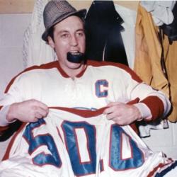 Jean Béliveau dans le vestiaire après avoir marqué son 500e but en carrière dans la LNH.