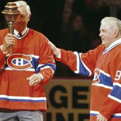 Jean Béliveau (gauche) et Maurice Richard (droite) lors du dernier match du Tricolore au Forum de Montréal, le 11 mars 1996.