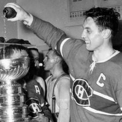 Jean Béliveau verse du campagne dans la Coupe Stanley.