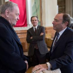 Discussion entre l'ancien premier ministre du Canada Jean Chrétien et le commissaire de la LNH Gary Bettman.