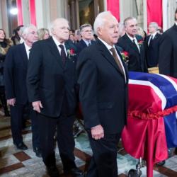 6 ex-joueurs des Canadiens amenant le cercueil de Jean Béliveau à l'avant de la Cathédrale Marie-Reine-du-Monde.