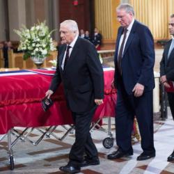 Les anciens joueurs du CH Dickie Moore et Ken Dryden et le président du Tricolore Geoff Molson.